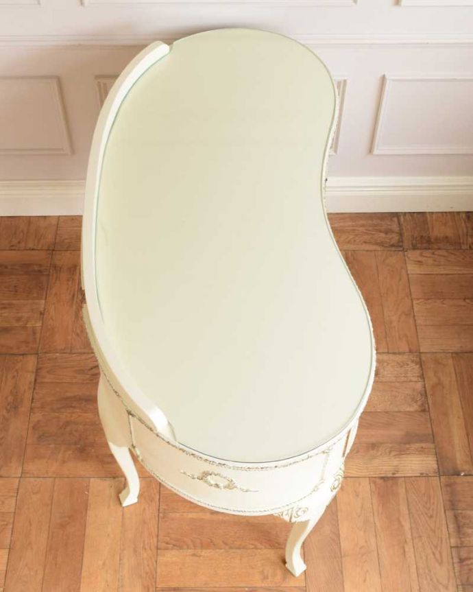 アンティークのデスク・書斎机　アンティーク家具　アンティークのフランス家具、ホワイトペイントのデスク（ガラス天板）。天板の形も美しい上から見るとこんな形です。(d-1350-f)