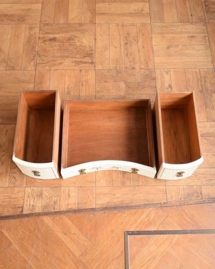 アンティークのデスク・書斎机　アンティーク家具　アンティークのフランス家具、ホワイトペイントのデスク（ガラス天板）。引き出しの中もキレイに修復しました何も入れてもいいように職人がキレイにお直しした引き出しなので、中もキレイです。(d-1350-f)