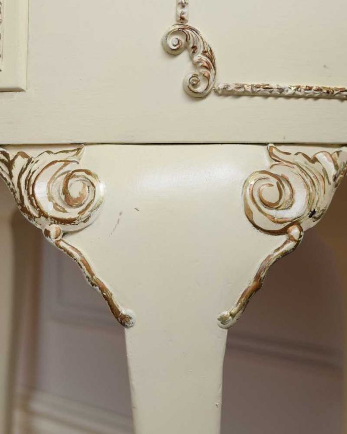 アンティークのデスク・書斎机　アンティーク家具　アンティークのフランス家具、ホワイトペイントのデスク（ガラス天板）。いろんな場所にこだわり彫のデザインもいろいろです。(d-1350-f)
