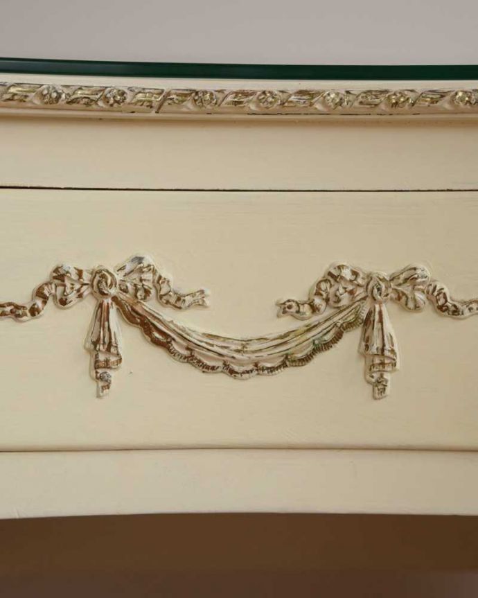 アンティークのデスク・書斎机　アンティーク家具　アンティークのフランス家具、ホワイトペイントのデスク（ガラス天板）。フランスらしく美しい彫見ているだけで優雅な気分になっちゃう彫。(d-1350-f)