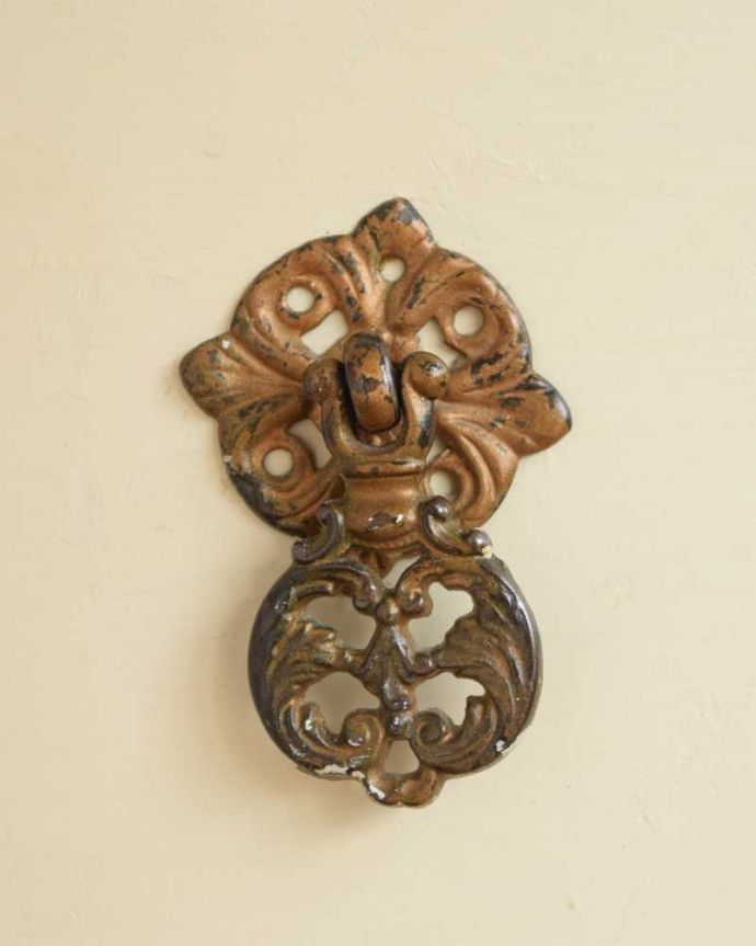 アンティークのデスク・書斎机　アンティーク家具　アンティークのフランス家具、ホワイトペイントのデスク（ガラス天板）。取っ手のデザインも優雅こんな小さなパーツにもこだわっているところがアンティーク家具のよさです。(d-1350-f)