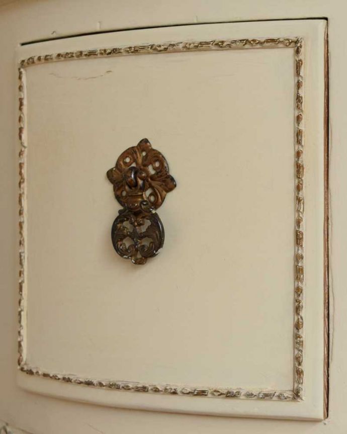 アンティークのデスク・書斎机　アンティーク家具　アンティークのフランス家具、ホワイトペイントのデスク（ガラス天板）。アクセサリーの様な取っ手。(d-1350-f)