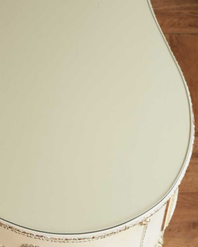 アンティークのデスク・書斎机　アンティーク家具　アンティークのフランス家具、ホワイトペイントのデスク（ガラス天板）。新しいガラスです天板のガラスは新しく作ったのでキレイです。(d-1350-f)