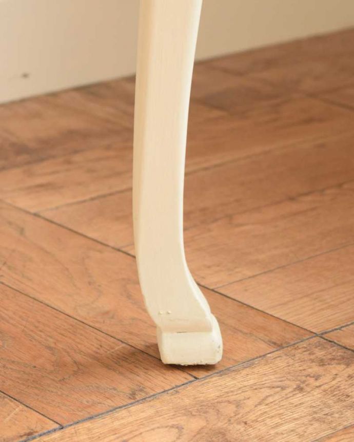 アンティークのデスク・書斎机　アンティーク家具　アンティークのフランス家具、ホワイトペイントのデスク（ガラス天板）。女性1人でラクラク運べちゃう仕掛けHandleのアンティークは、脚の裏にフェルトキーパーをお付けしています。(d-1350-f)