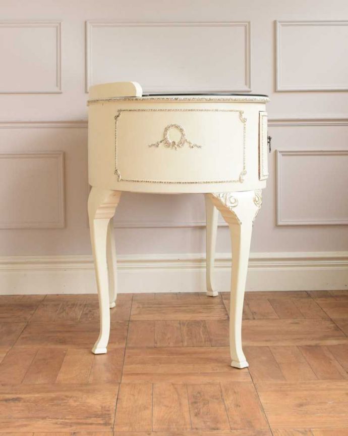 アンティークのデスク・書斎机　アンティーク家具　アンティークのフランス家具、ホワイトペイントのデスク（ガラス天板）。横から見てもステキフランスらしく優雅な横顔。(d-1350-f)