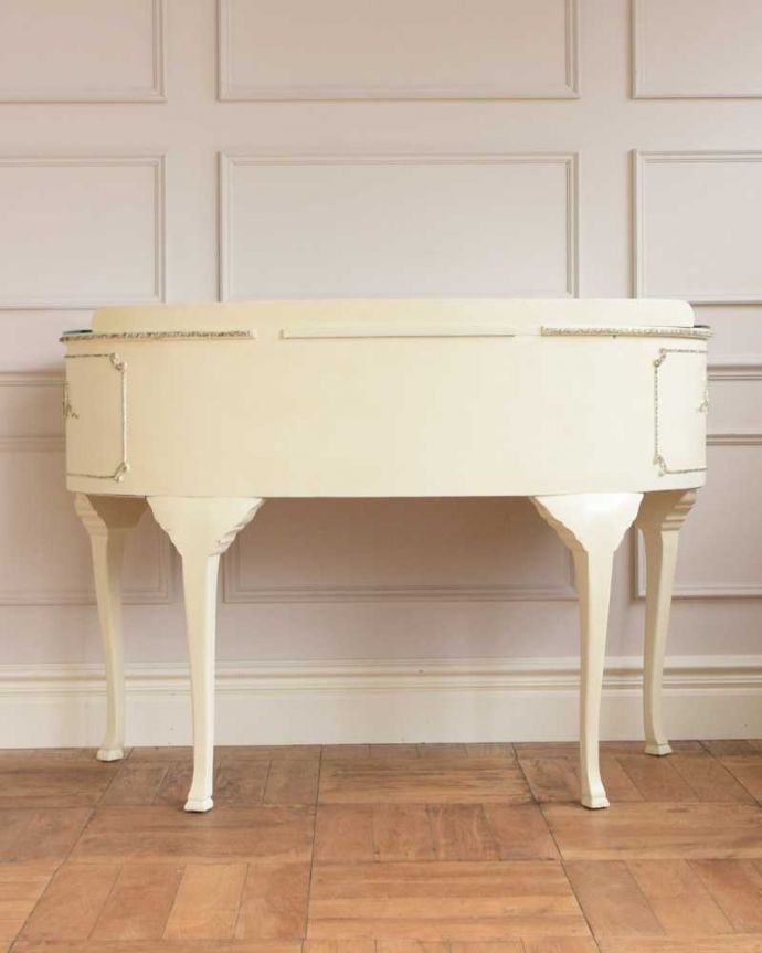 アンティークのデスク・書斎机　アンティーク家具　アンティークのフランス家具、ホワイトペイントのデスク（ガラス天板）。優雅な後ろ姿アンティークは新品ではないので経年変化によるキズはありますが、専門の職人が修復したので後ろ姿もキレイです。(d-1350-f)