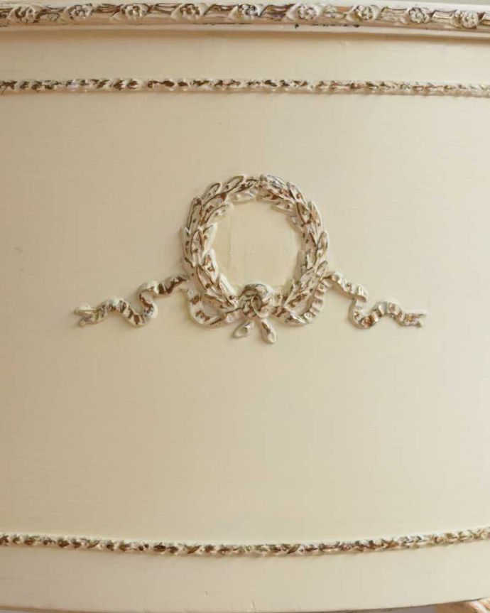 アンティークのデスク・書斎机　アンティーク家具　アンティークのフランス家具、ホワイトペイントのデスク（ガラス天板）。横顔のポイント横にも女性らしい彫り。(d-1350-f)