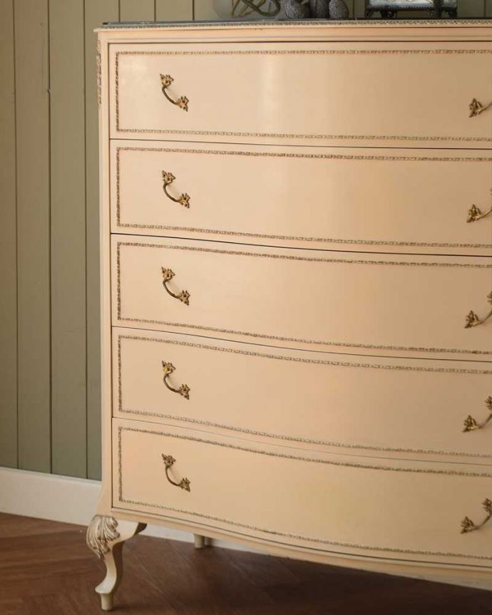 アンティークのチェスト　アンティーク家具　フランス輸入のアンティーク家具、ガラス天板のフレンチスタイルのチェスト。収納だけじゃなく見た目でも楽しめます女性らしく素敵なデザインなので、チェストと言っても収納として使うだけじゃなく、置くだけでワクワクしてしまうアンティーク。(d-1351-f)