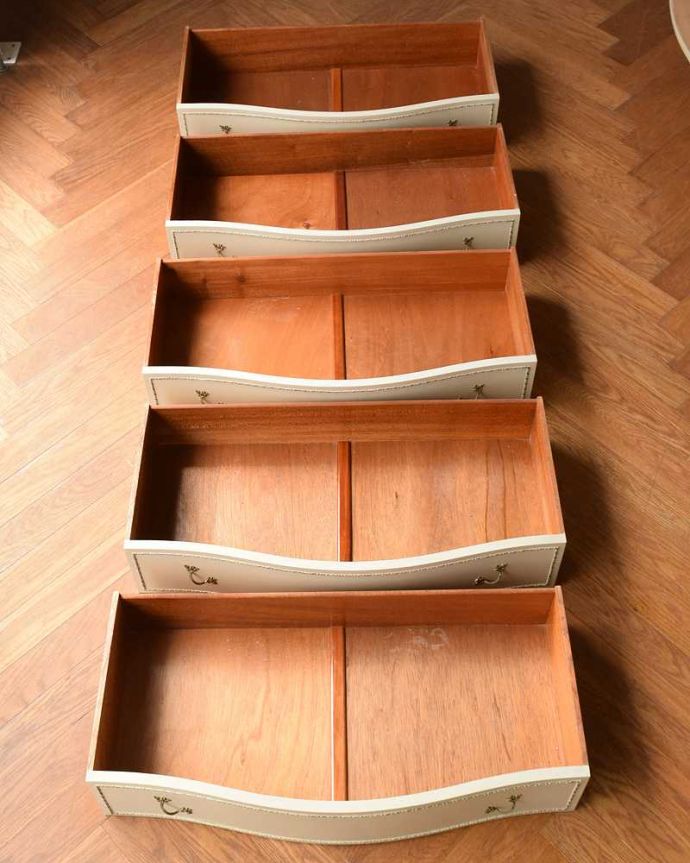 アンティークのチェスト　アンティーク家具　フランス輸入のアンティーク家具、ガラス天板のフレンチスタイルのチェスト。お洋服もたっぷり収納出来ます修復する時、引き出しの中も職人がキレイにしました。(d-1351-f)