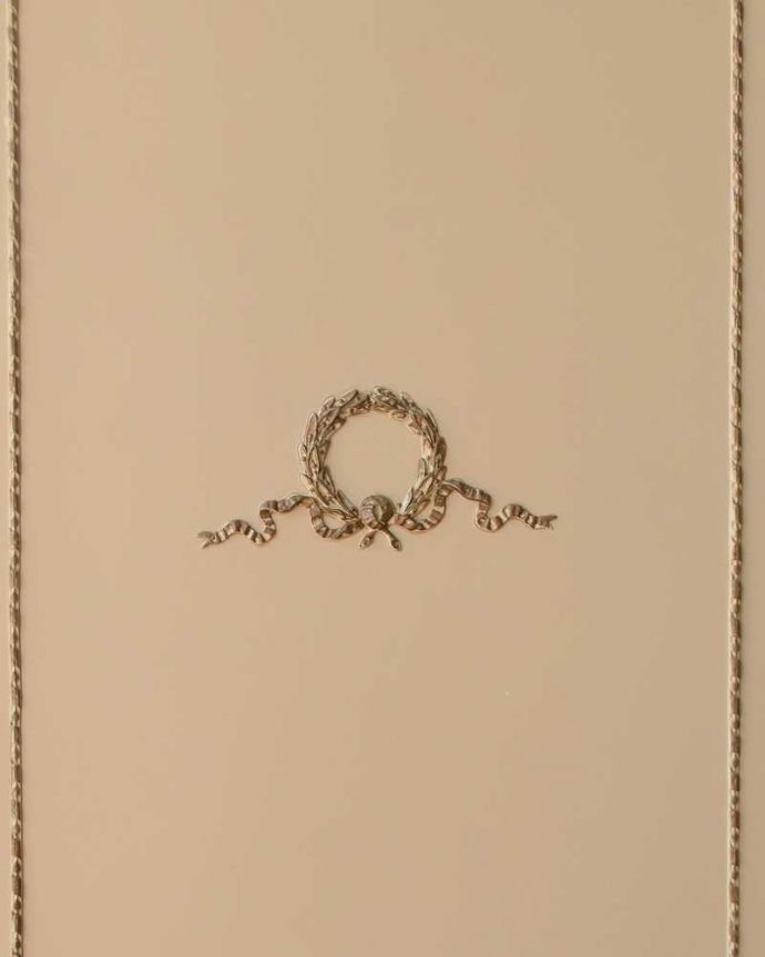 アンティークのチェスト　アンティーク家具　フランス輸入のアンティーク家具、ガラス天板のフレンチスタイルのチェスト。惚れ惚れしちゃう美しさ女性らしい彫り。(d-1351-f)