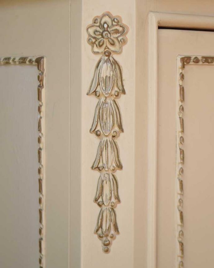 アンティークのチェスト　アンティーク家具　フランス輸入のアンティーク家具、ガラス天板のフレンチスタイルのチェスト。やっぱりココがフランスらしい美しい彫にうっとり･･･ポイントポイントの装飾がキレイです。(d-1351-f)