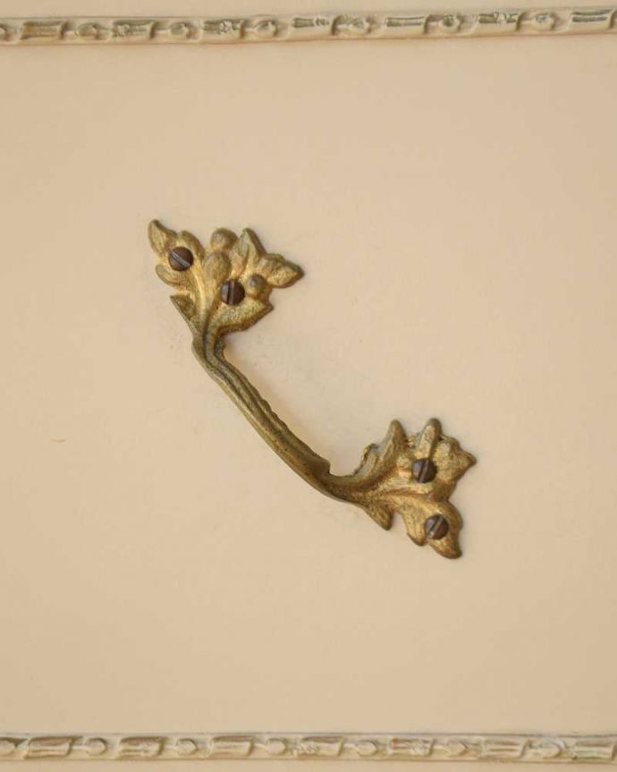 アンティークのチェスト　アンティーク家具　フランス輸入のアンティーク家具、ガラス天板のフレンチスタイルのチェスト。開ける度にワクワクする取っ手フランスらしい優雅なデザインは取っ手にも。(d-1351-f)