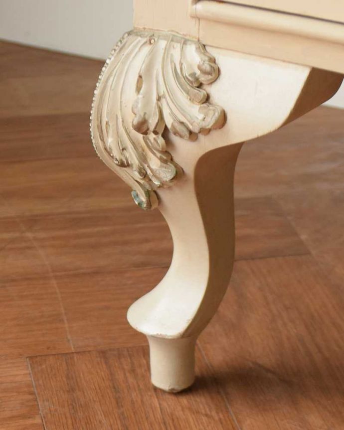 アンティークのチェスト　アンティーク家具　フランス輸入のアンティーク家具、ガラス天板のフレンチスタイルのチェスト。女性1人でラクラク運べちゃう仕掛けHandleのアンティークは、脚の裏にフェルトキーパーをお付けしています。(d-1351-f)