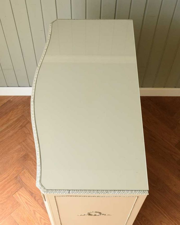 アンティークのチェスト　アンティーク家具　フランス輸入のアンティーク家具、ガラス天板のフレンチスタイルのチェスト。何を置こうかな･･･？上から見るとチェストはこんな形になっています。(d-1351-f)