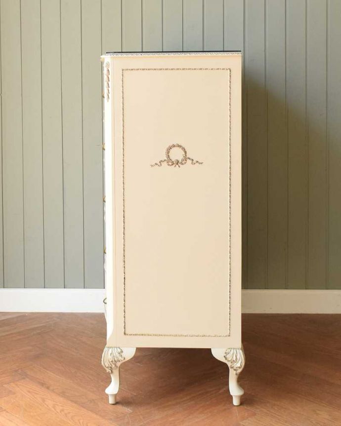 アンティークのチェスト　アンティーク家具　フランス輸入のアンティーク家具、ガラス天板のフレンチスタイルのチェスト。横から見てもステキ実はサイドにも美しい彫が入っているんです。(d-1351-f)