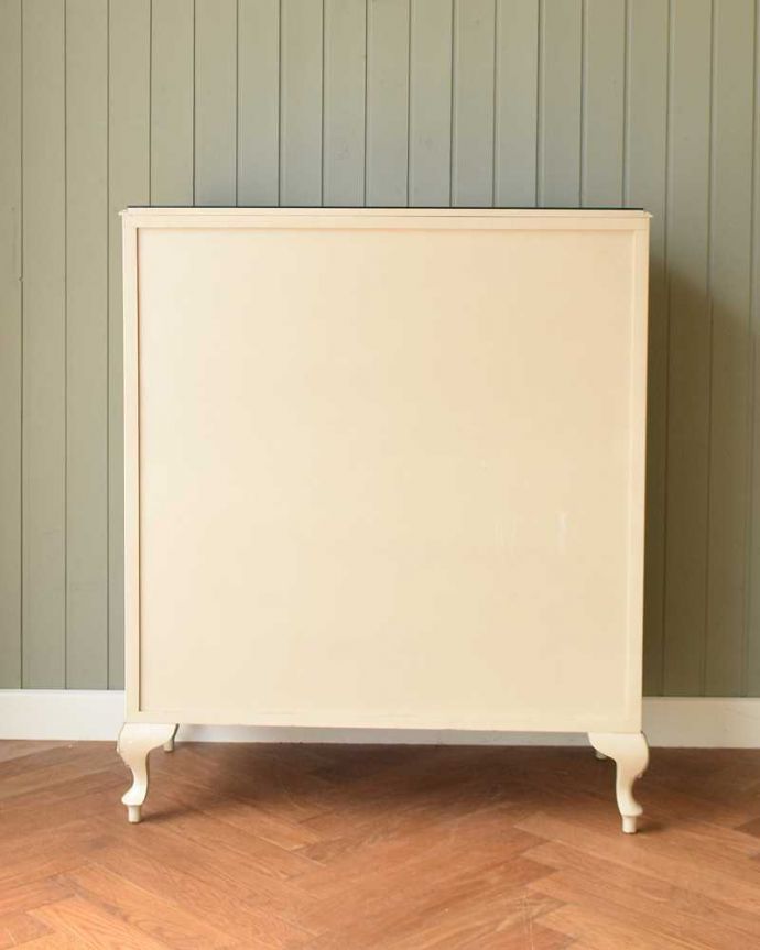 アンティークのチェスト　アンティーク家具　フランス輸入のアンティーク家具、ガラス天板のフレンチスタイルのチェスト。後ろ姿も女性らしく後ろ姿にも気を使っています。(d-1351-f)