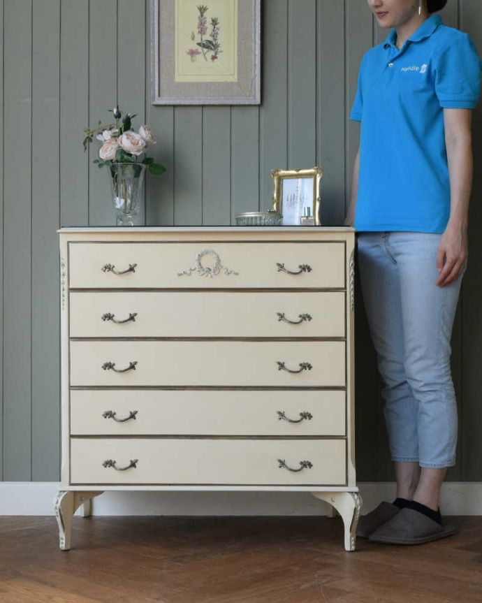 アンティークのチェスト アンティーク家具 リボンの装飾が可愛いフランスアンティーク家具、ガラス天板のフレンチチェスト(5段タイプ)。毎日がお姫様気分。(d-1352-f)