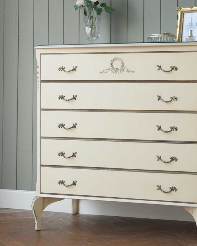 アンティークのチェスト アンティーク家具 リボンの装飾が可愛いフランスアンティーク家具、ガラス天板のフレンチチェスト(5段タイプ)。収納だけじゃなく見た目でも楽しめます女性らしく素敵なデザインなので、チェストと言っても収納として使うだけじゃなく、置くだけでワクワクしてしまうアンティーク。(d-1352-f)