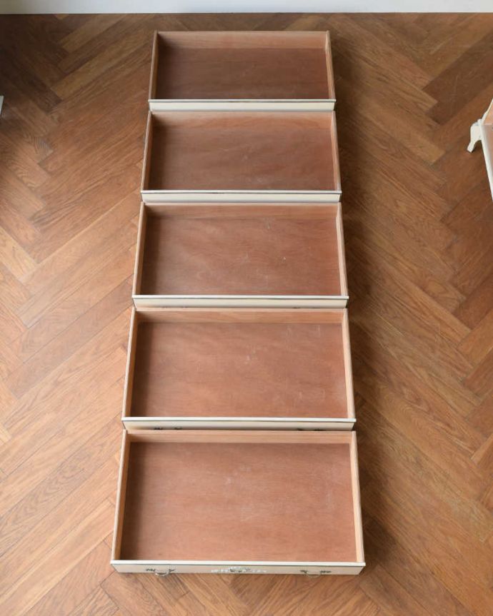 アンティークのチェスト アンティーク家具 リボンの装飾が可愛いフランスアンティーク家具、ガラス天板のフレンチチェスト(5段タイプ)。お洋服もたっぷり収納出来ます修復する時、引き出しの中も職人がキレイにしました。(d-1352-f)