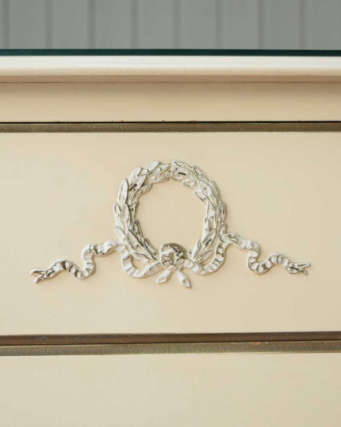 アンティークのチェスト アンティーク家具 リボンの装飾が可愛いフランスアンティーク家具、ガラス天板のフレンチチェスト(5段タイプ)。惚れ惚れしちゃう美しさ女性らしい彫り。(d-1352-f)