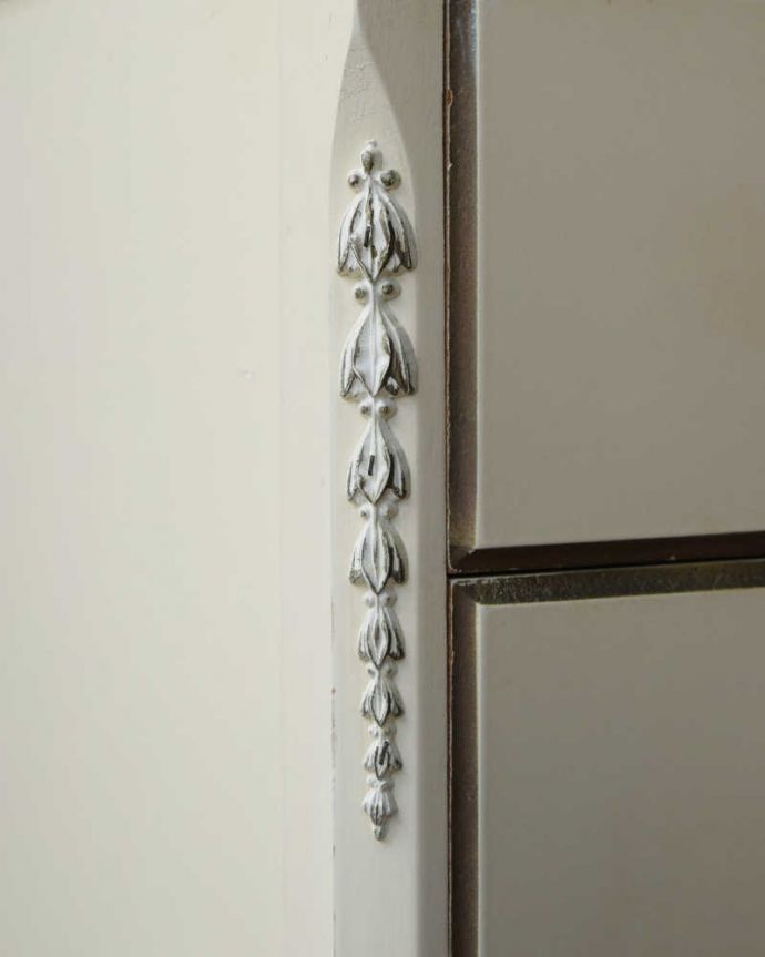 アンティークのチェスト アンティーク家具 リボンの装飾が可愛いフランスアンティーク家具、ガラス天板のフレンチチェスト(5段タイプ)。やっぱりココがフランスらしい美しい彫にうっとり・・・ポイントポイントの装飾がキレイです。(d-1352-f)