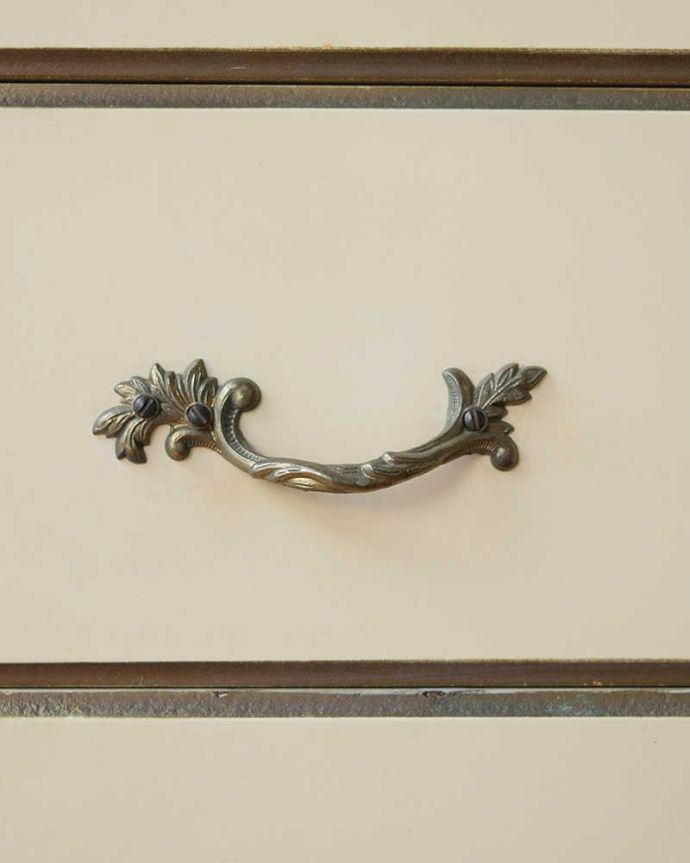 アンティークのチェスト アンティーク家具 リボンの装飾が可愛いフランスアンティーク家具、ガラス天板のフレンチチェスト(5段タイプ)。開ける度にワクワクする取っ手フランスらしい優雅なデザインは取っ手にも。(d-1352-f)