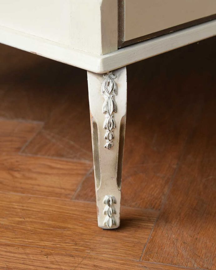 アンティークのチェスト アンティーク家具 リボンの装飾が可愛いフランスアンティーク家具、ガラス天板のフレンチチェスト(5段タイプ)。女性1人でラクラク運べちゃう仕掛けHandleのアンティークは、脚の裏にフェルトキーパーをお付けしています。(d-1352-f)