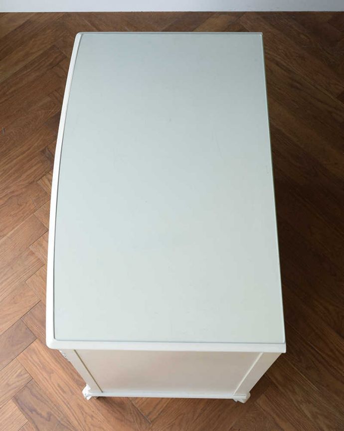 アンティークのチェスト アンティーク家具 リボンの装飾が可愛いフランスアンティーク家具、ガラス天板のフレンチチェスト(5段タイプ)。何を置こうかな・・・?上から見るとチェストはこんな形になっています。(d-1352-f)