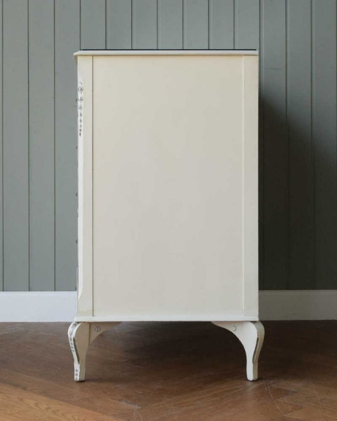 アンティークのチェスト アンティーク家具 リボンの装飾が可愛いフランスアンティーク家具、ガラス天板のフレンチチェスト(5段タイプ)。横から見てもステキ実はサイドにも美しい彫が入っているんです。(d-1352-f)