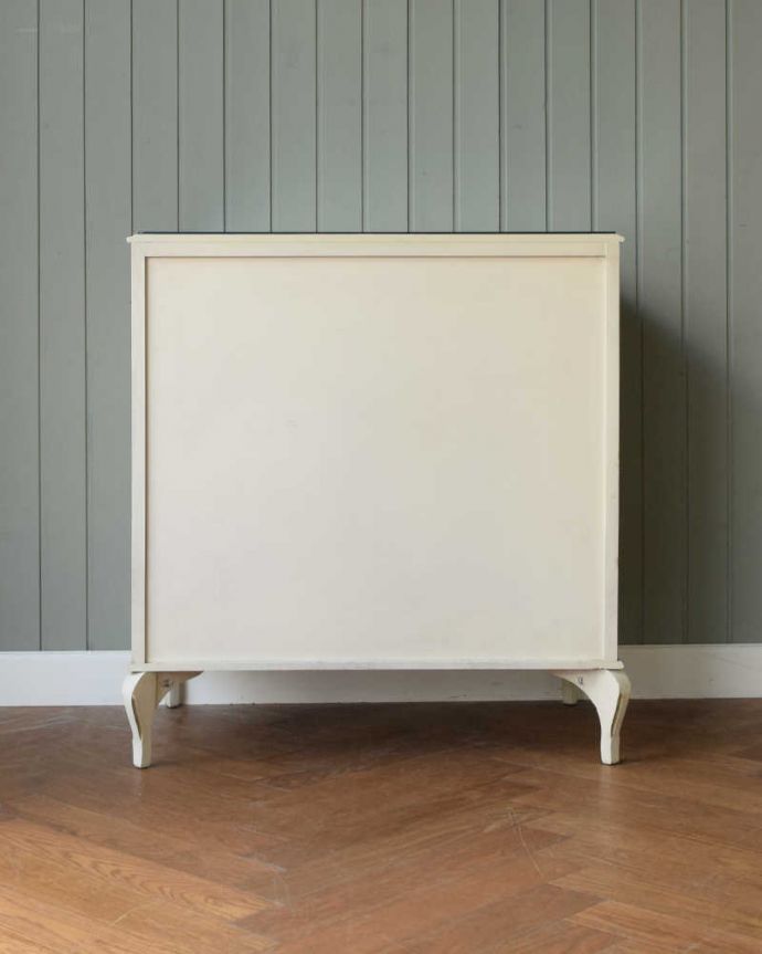 アンティークのチェスト アンティーク家具 リボンの装飾が可愛いフランスアンティーク家具、ガラス天板のフレンチチェスト(5段タイプ)。後ろ姿も女性らしく後ろ姿にも気を使っています。(d-1352-f)