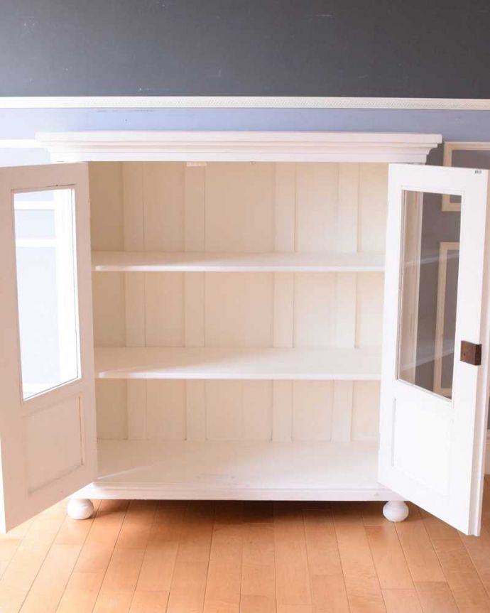 アンティークのキャビネット　アンティーク家具　フレンチスタイルのガラスキャビネット（ホワイト）、アンティークのペイント家具。扉を開けて見ると･･･中もこんな感じで専門の職人がキレイに修復しました。(d-1353-f)