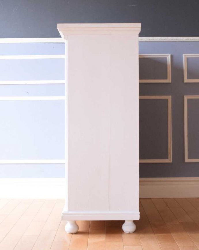 アンティークのキャビネット　アンティーク家具　フレンチスタイルのガラスキャビネット（ホワイト）、アンティークのペイント家具。横から見てもステキもちろん、横から見られることも考えて、しっかり修復してあります。(d-1353-f)