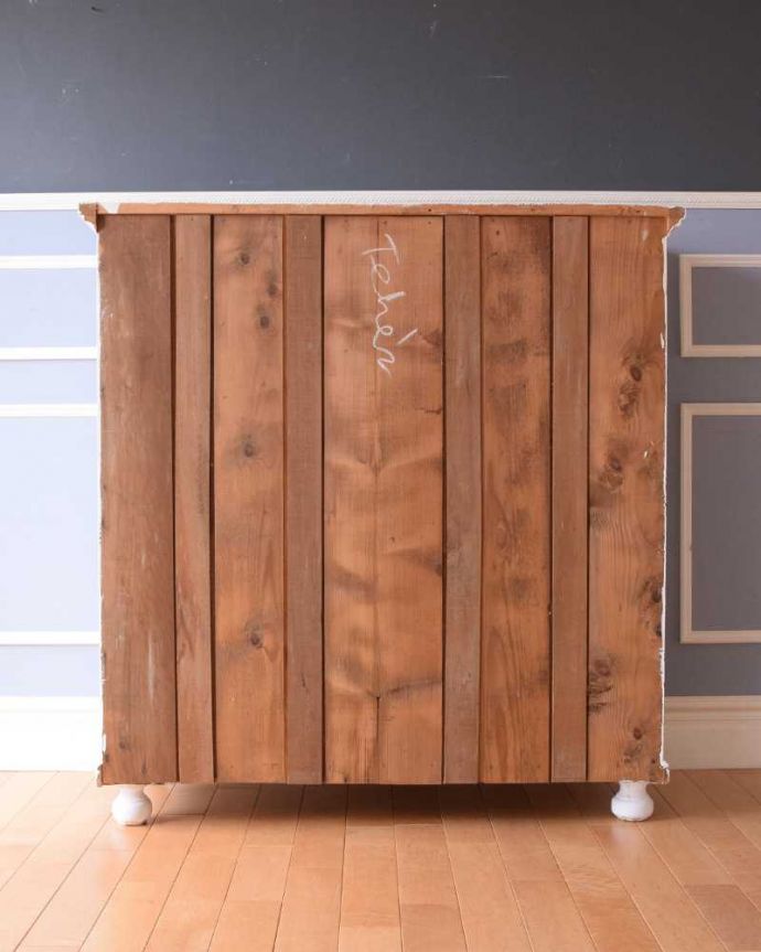 アンティークのキャビネット　アンティーク家具　フレンチスタイルのガラスキャビネット（ホワイト）、アンティークのペイント家具。後ろ姿もキレイですアンティークは新品ではないので、もちろん経年変化によるキズはありますが、専門の職人がキレイにお直しをしているので、後ろ姿までキレイです。(d-1353-f)