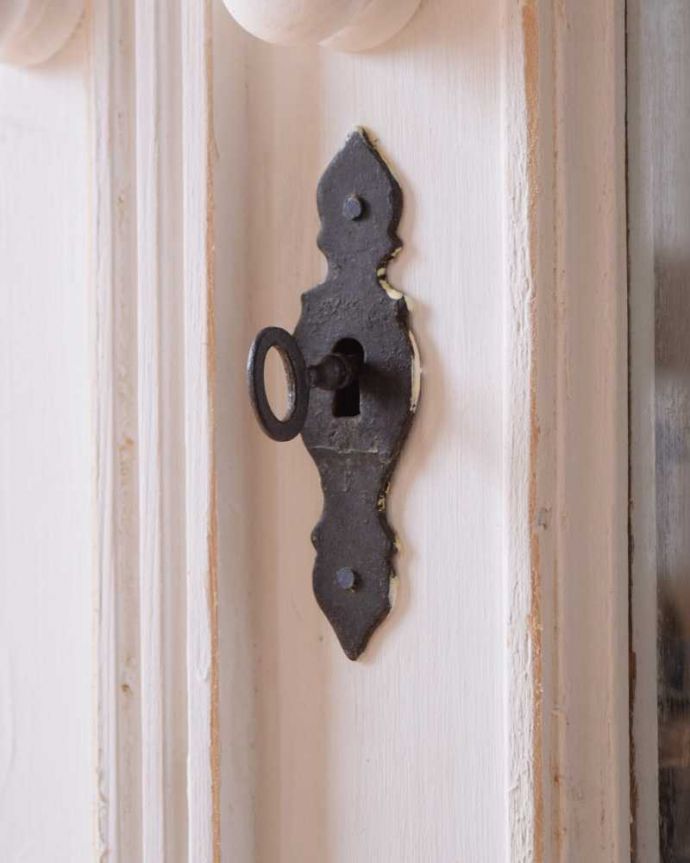 アンティークのキャビネット　アンティーク家具　フレンチスタイルのガラスキャビネット（ホワイト）、アンティークのペイント家具。カギも使えるんですまるでおとぎ話に出てくるみたいに、アンティークの鍵が使えるんです。(d-1353-f)