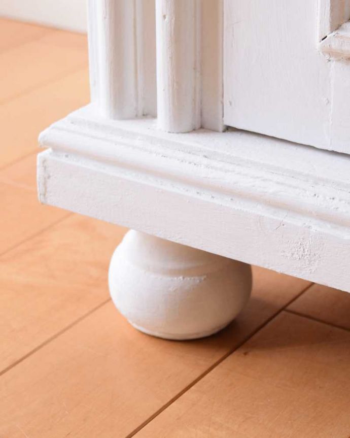 アンティークのキャビネット　アンティーク家具　フレンチスタイルのガラスキャビネット（ホワイト）、アンティークのペイント家具。女性1人でラクラク運べちゃう仕掛けHandleのアンティークは、脚の裏にフェルトキーパーをお付けしています。(d-1353-f)