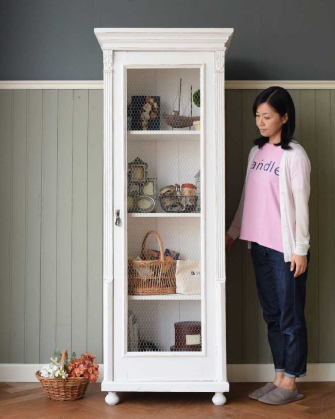 アンティークのキャビネット アンティーク家具 アンティークのフレンチ家具、ペイント仕上げのグリアージュキャビネット(ホワイト)。フレンチ気分たっぷりの憧れキャビネットグリアージュの扉にペイントのコンビがフランスらしいキャビネット。(d-1354-f)