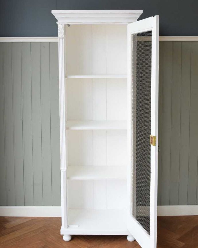 アンティークのキャビネット アンティーク家具 アンティークのフレンチ家具、ペイント仕上げのグリアージュキャビネット(ホワイト)。扉を開けると・・・中もこんな感じで専門の職人がキレイに修復しました。(d-1354-f)