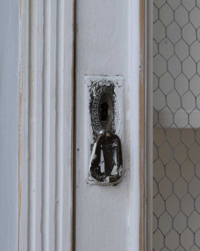 アンティークのキャビネット アンティーク家具 アンティークのフレンチ家具、ペイント仕上げのグリアージュキャビネット(ホワイト)。扉を開ける度にワクワクアンティークらしいデザイン。(d-1354-f)