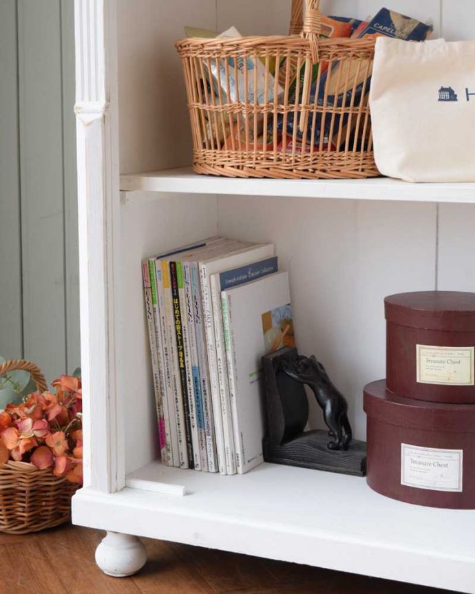 アンティークのキャビネット アンティーク家具 アンティークのフレンチ家具、ペイント仕上げのグリアージュキャビネット(ホワイト)。A4サイズの雑誌も収納!扉の中はA4サイズの雑誌も収納できるタップリ収納。(d-1354-f)