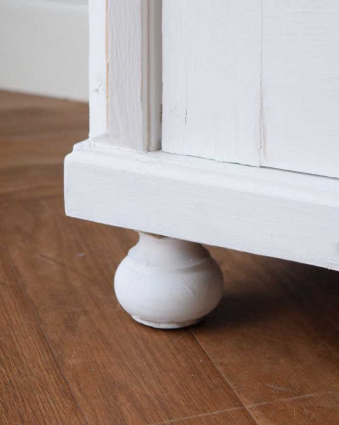 アンティークのキャビネット アンティーク家具 アンティークのフレンチ家具、ペイント仕上げのグリアージュキャビネット(ホワイト)。女性1人でも運べちゃうんですHandleのアンティークは、脚の裏にフェルトキーパーをお付けしています。(d-1354-f)