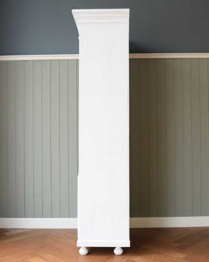 アンティークのキャビネット アンティーク家具 アンティークのフレンチ家具、ペイント仕上げのグリアージュキャビネット(ホワイト)。もちろん、横顔もキレイ横から見てみるとこんな感じです。(d-1354-f)