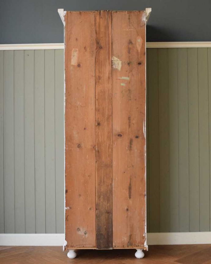 アンティークのキャビネット アンティーク家具 アンティークのフレンチ家具、ペイント仕上げのグリアージュキャビネット(ホワイト)。後ろ姿はこんな感じアンティークは新品ではないので、経年変化によるキズはありますが、専門の職人がキレイにお直しをしているので、後ろ姿もキレイです。(d-1354-f)