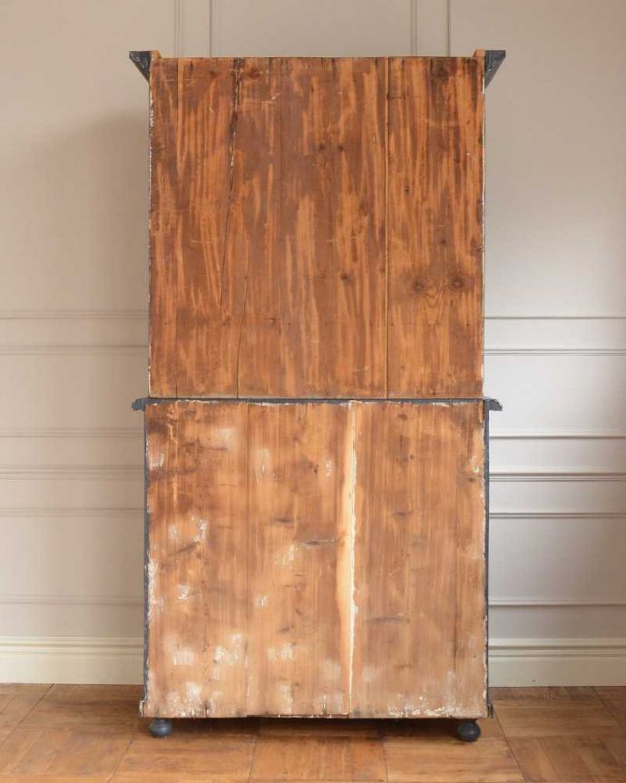 アンティークのキャビネット　アンティーク家具　アンティークのペイント家具、フランスの素敵なオープンスペース付きカップボード（食器棚）。後ろ姿はこんな感じアンティークは新品ではないので、経年変化によるキズはありますが、専門の職人がキレイにお直しをしているので、後ろ姿もキレイです。(d-1355-f)