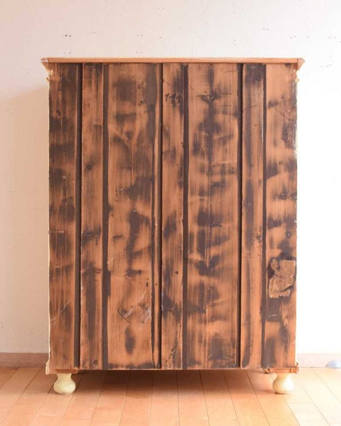 アンティークのキャビネット　アンティーク家具　フランスアンティーク家具、ペイント仕上げのグリアージュキャビネット（オープンシェルフ付き）。後ろ姿はこんな感じアンティークは新品ではないので、経年変化によるキズはありますが、専門の職人がキレイにお直しをしているので、後ろ姿もキレイです。(d-1356-f)