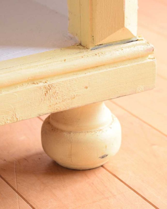 アンティークのキャビネット　アンティーク家具　フランスアンティーク家具、ペイント仕上げのグリアージュキャビネット（オープンシェルフ付き）。女性１人でも運べちゃうんですHandleのアンティークは、脚の裏にフェルトキーパーをお付けしています。(d-1356-f)