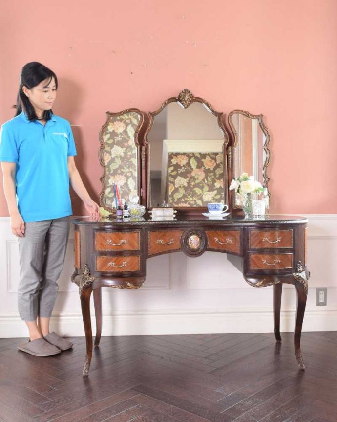 アンティークのドレッサー　アンティーク家具　アンティークのフレンチインテリア、三面鏡ドレッシングチェスト。いつでもお姫様気分。(d-1357-f)