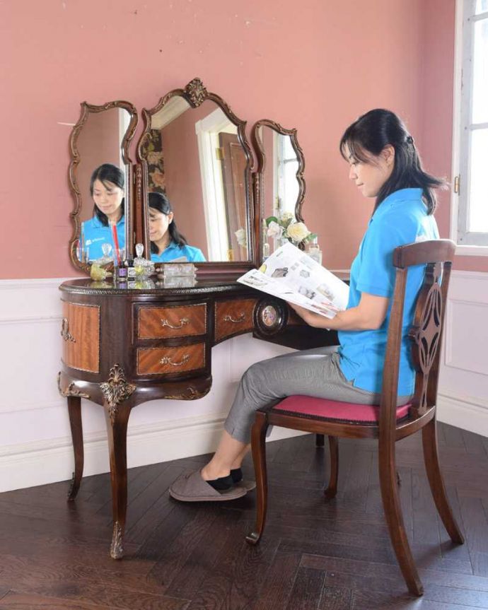 アンティークのドレッサー　アンティーク家具　アンティークのフレンチインテリア、三面鏡ドレッシングチェスト。座るだけで女子力をUPさせてくれます鏡の前に座るだけで、一瞬でお姫様気分にしてくれる美しいドレッシングチェスト。(d-1357-f)