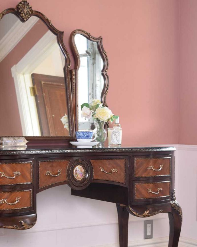 アンティークのドレッサー　アンティーク家具　アンティークのフレンチインテリア、三面鏡ドレッシングチェスト。自分だけのヒミツを収納引き出しもたくさんあるから収納としても便利な家具。(d-1357-f)