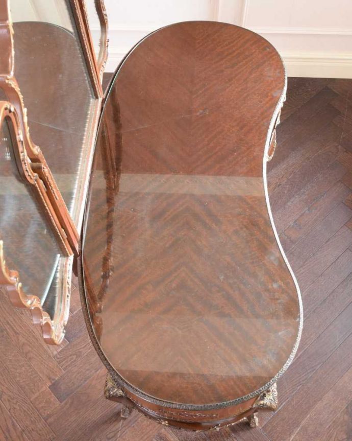 アンティークのドレッサー　アンティーク家具　アンティークのフレンチインテリア、三面鏡ドレッシングチェスト。天板の形も美しい上から見るとこんな形です。(d-1357-f)