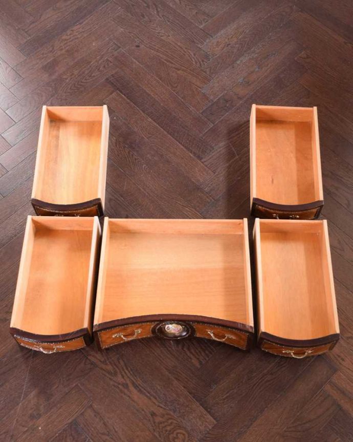 アンティークのドレッサー　アンティーク家具　アンティークのフレンチインテリア、三面鏡ドレッシングチェスト。引き出しの中もキレイに修復しました何も入れてもいいように職人がキレイにお直しした引き出しなので、中もキレイです。(d-1357-f)